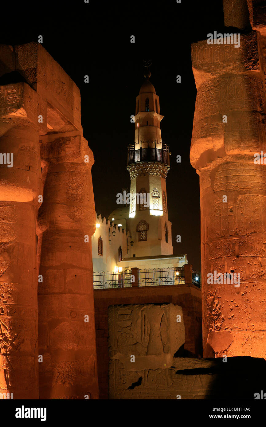 Il minareto della Abu Haggag moschea di notte a Luxor, Egitto Foto Stock