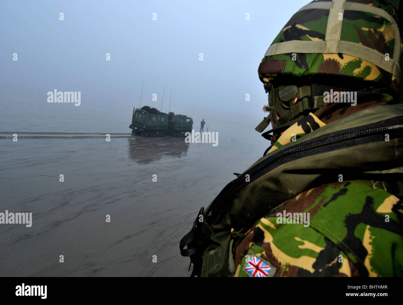 "Royal Marines' Sbarco sulla spiaggia, Hagglunds BV 206 all-terrain veicolo di trasporto Foto Stock