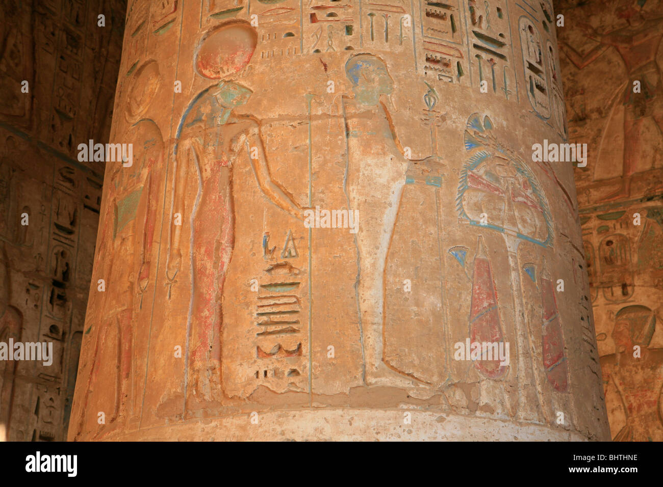 Colonna e la decorazione parietale nel peristilio hall del tempio mortuario di Ramesse III (Medinat Habu) vicino a Luxor, Egitto Foto Stock