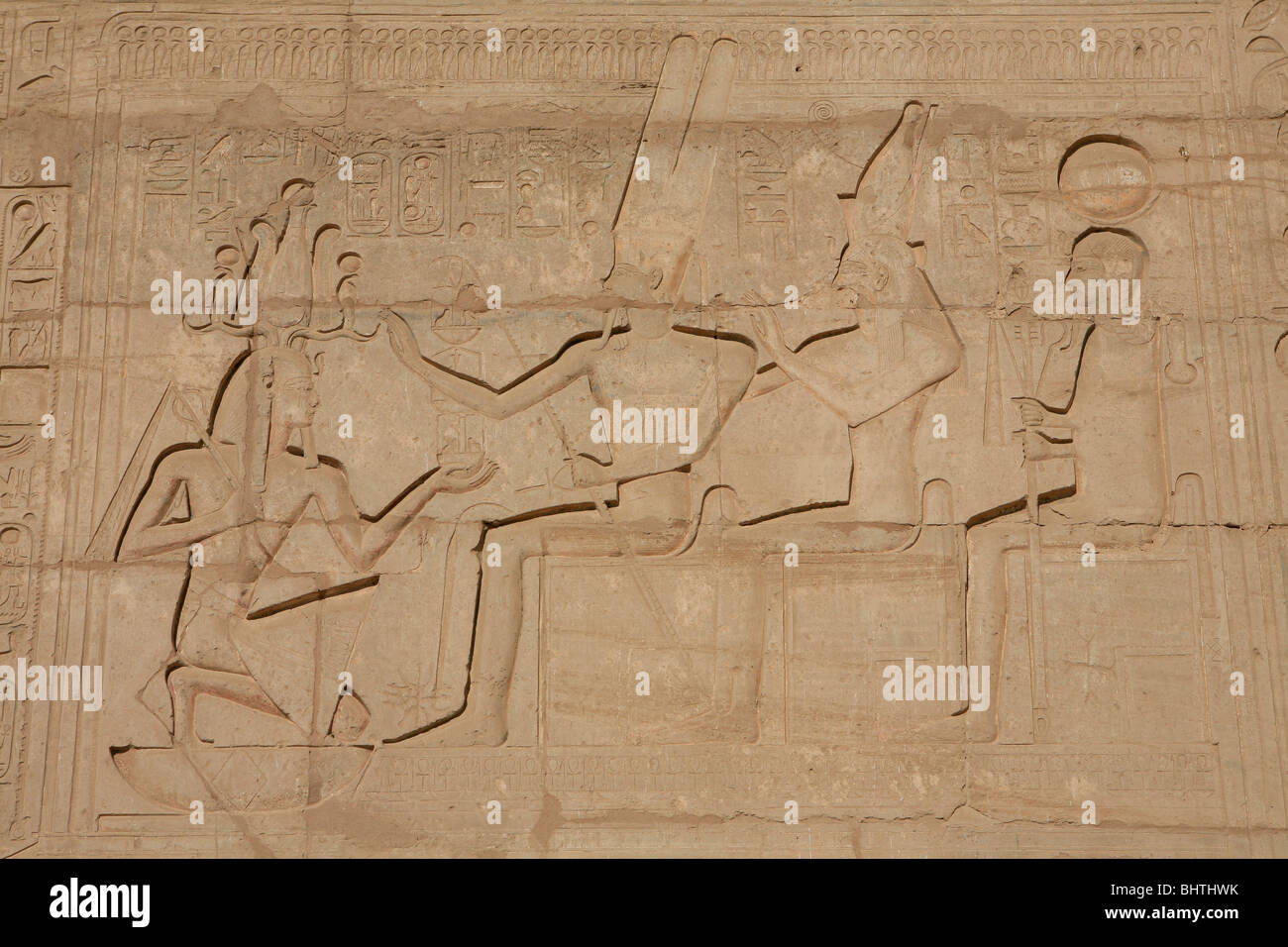 Un rilievo raffigurante l'incoronazione di Ramsete II da parte delle divinità egiziane Amun, Mut e Khonsu al Ramesseum sulla sponda occidentale di Luxor, in Egitto Foto Stock