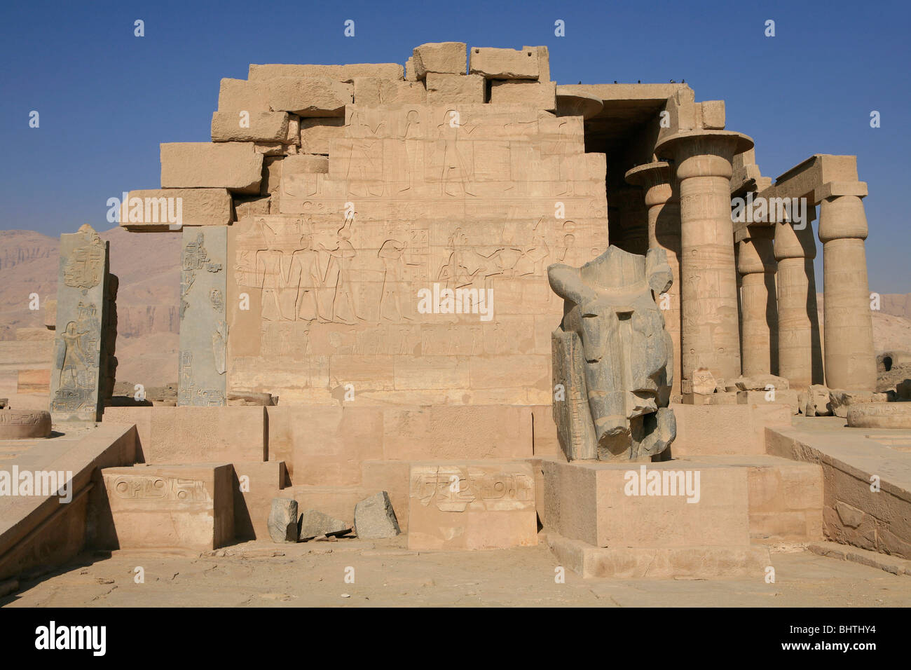 Statua di Ramesse il grande nella parte anteriore della seconda corte del Ramesseum presso la necropoli tebana vicino a Luxor, Egitto Foto Stock