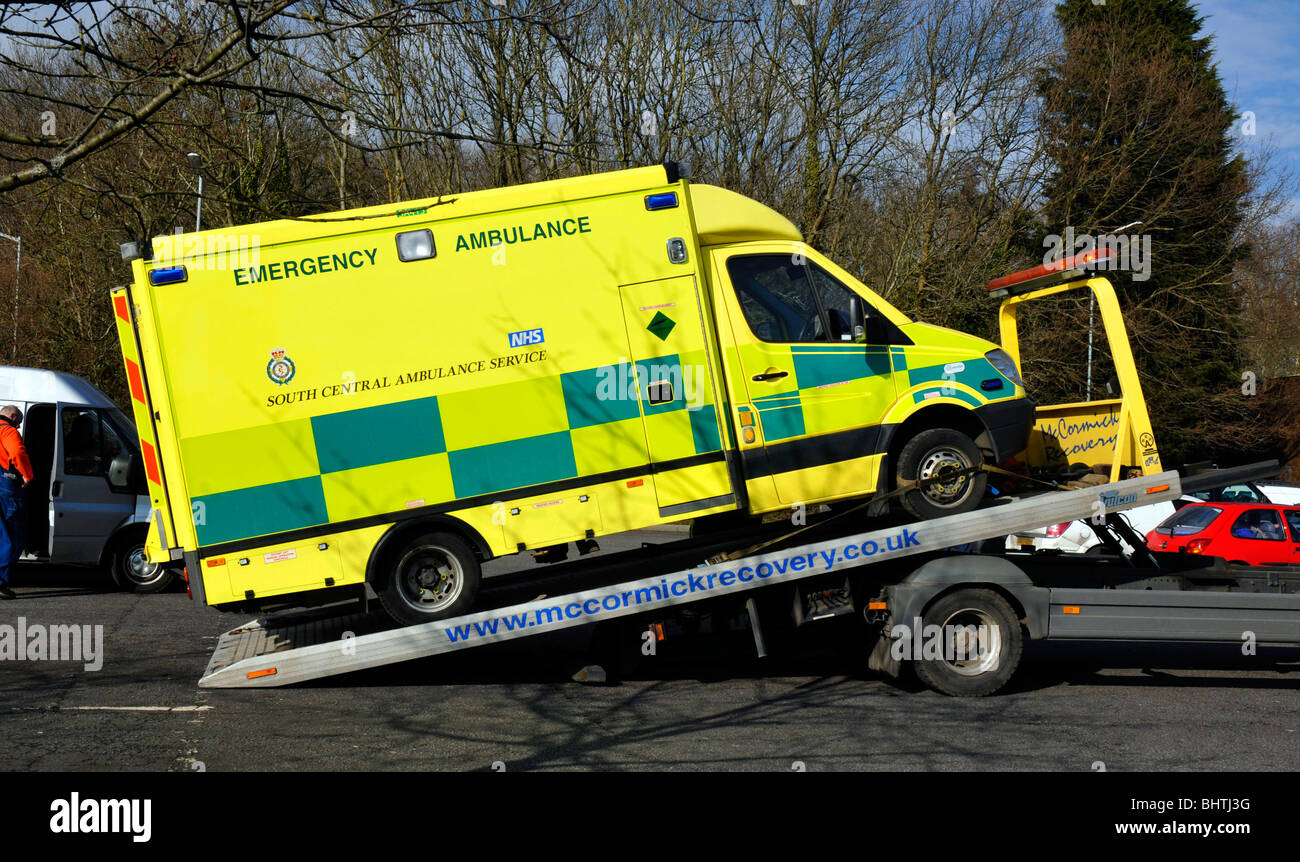 Ambulanza sulla parte posteriore di un veicolo di recupero, ripartiti ambulanza Foto Stock