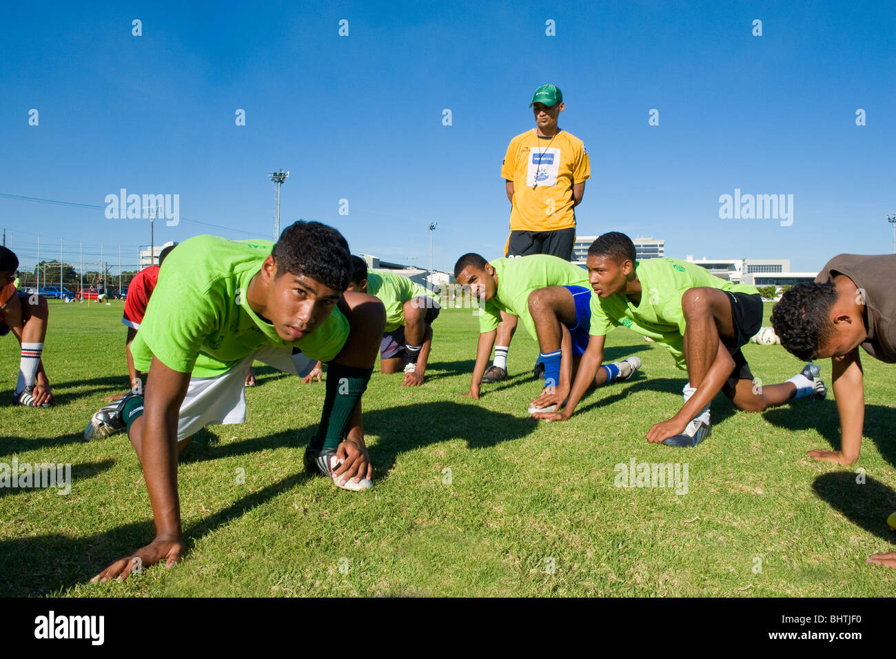 Pullman di istruire i giocatori di Old Mutual Accademia di calcio, Cape Town, Sud Africa Foto Stock