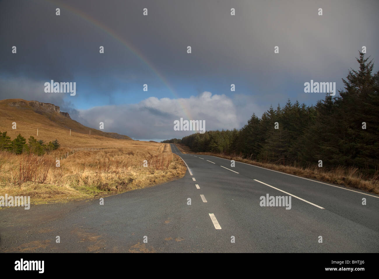 Rainbow sopra la strada, Isola di Skye in Scozia. Foto Stock