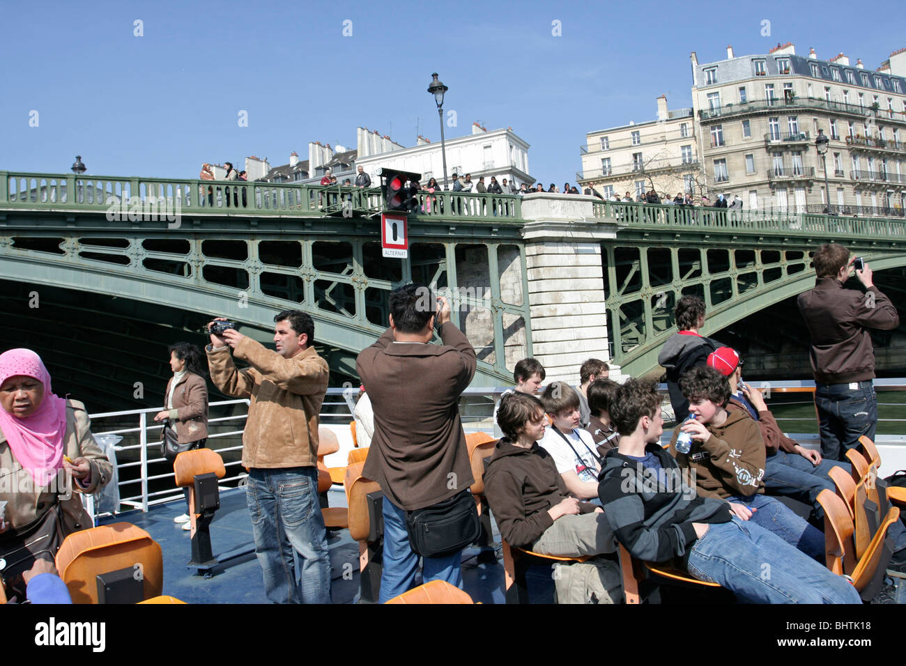 I turisti per scattare delle foto da una escursione in barca sul fiume Senna a Parigi, Francia. Foto Stock