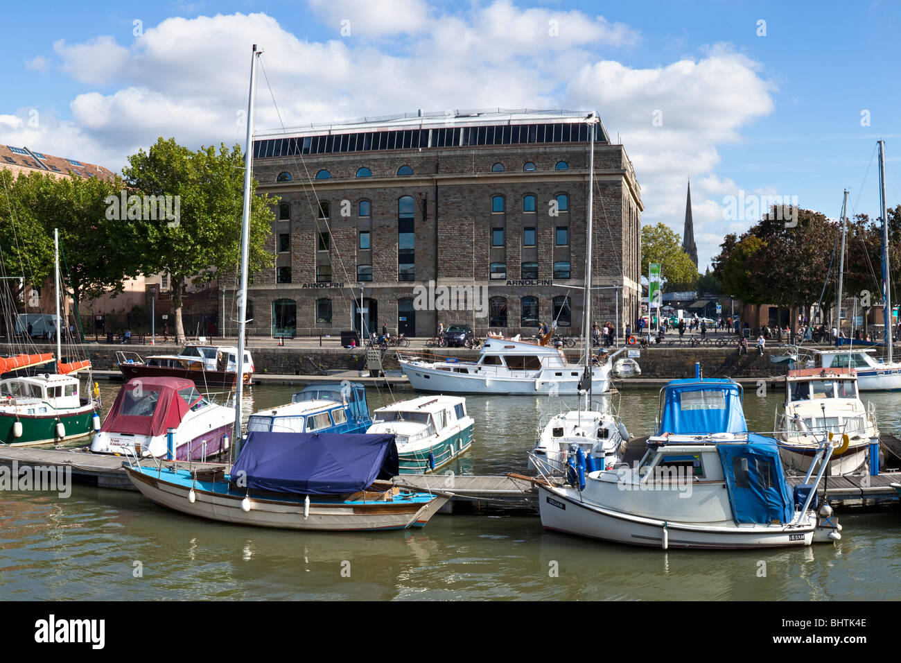 Bristol Docks con la Galleria Arnolfini e uno scorcio di St Mary Redcliffe Foto Stock