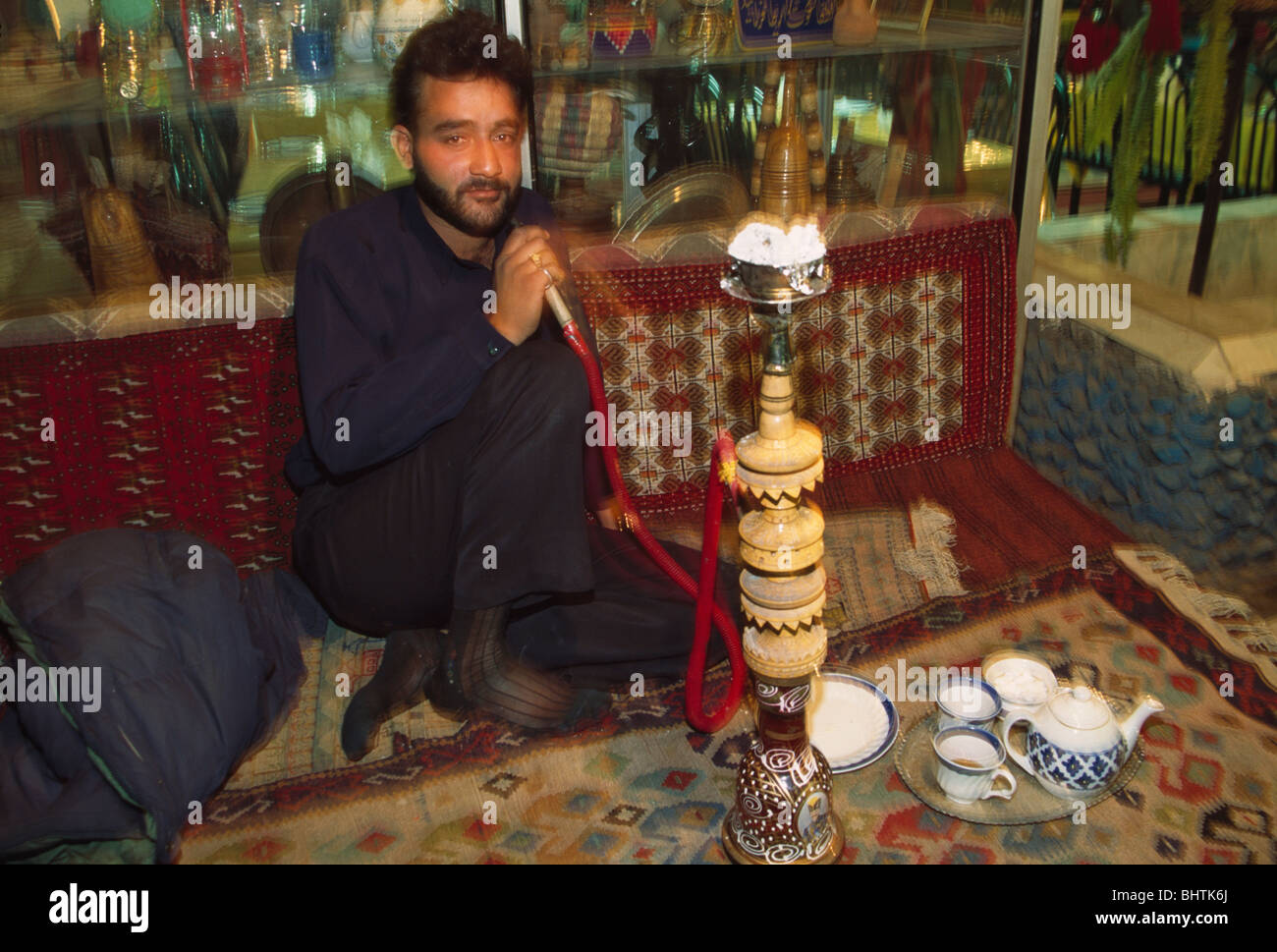 Il popolo iraniano e pranzo di fumare tradizionale tubo acqua presso un ristorante, Iran Foto Stock