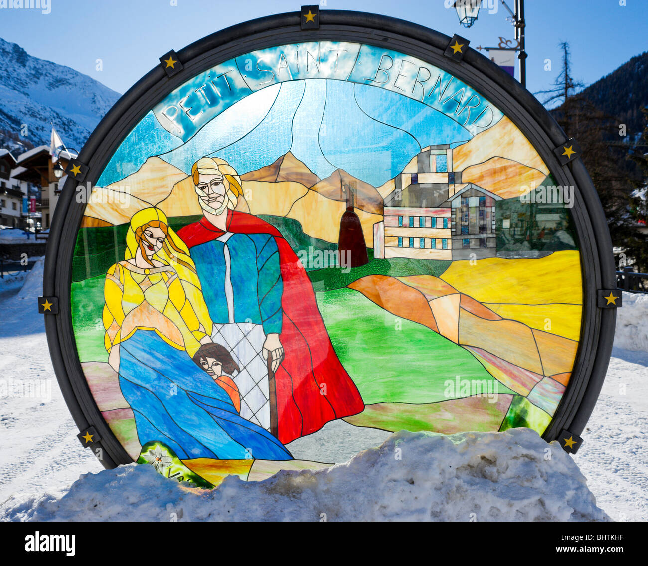 Il vetro macchiato cerchio sulla strada principale attraverso il centro del resort, La Thuile, Valle d'Aosta, Italia Foto Stock
