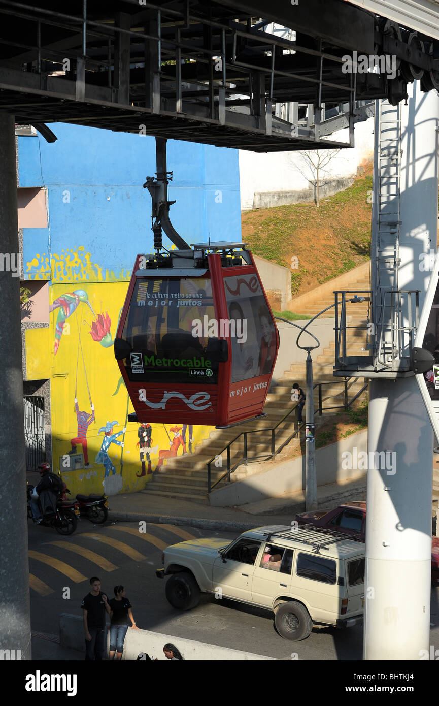 Una delle funivie Metrocable costruito al servizio la baraccopoli-dimora residenti sulle colline circostanti di Medellin. Foto Stock