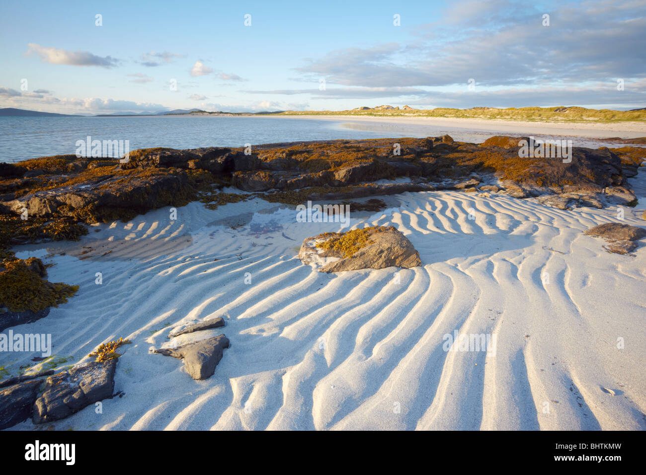 La bassa marea sulla costa di North Uist nelle Western Isles della Scozia Foto Stock