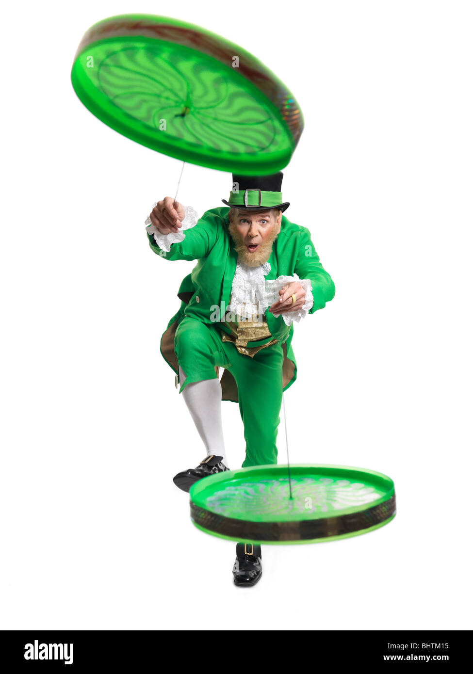 Allegro Leprechaun giocando con due flip n volantini isolati su sfondo bianco Foto Stock