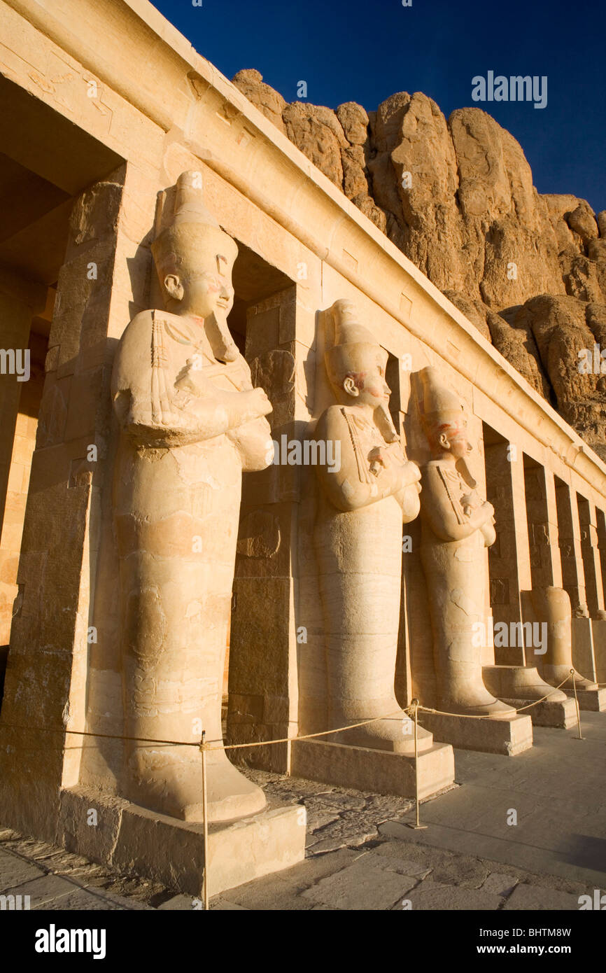 Statue a guardia del Tempio di Hatshepsut, Deir el-Bahri sulla riva occidentale di Luxor all'alba, e l'Egitto. Foto Stock