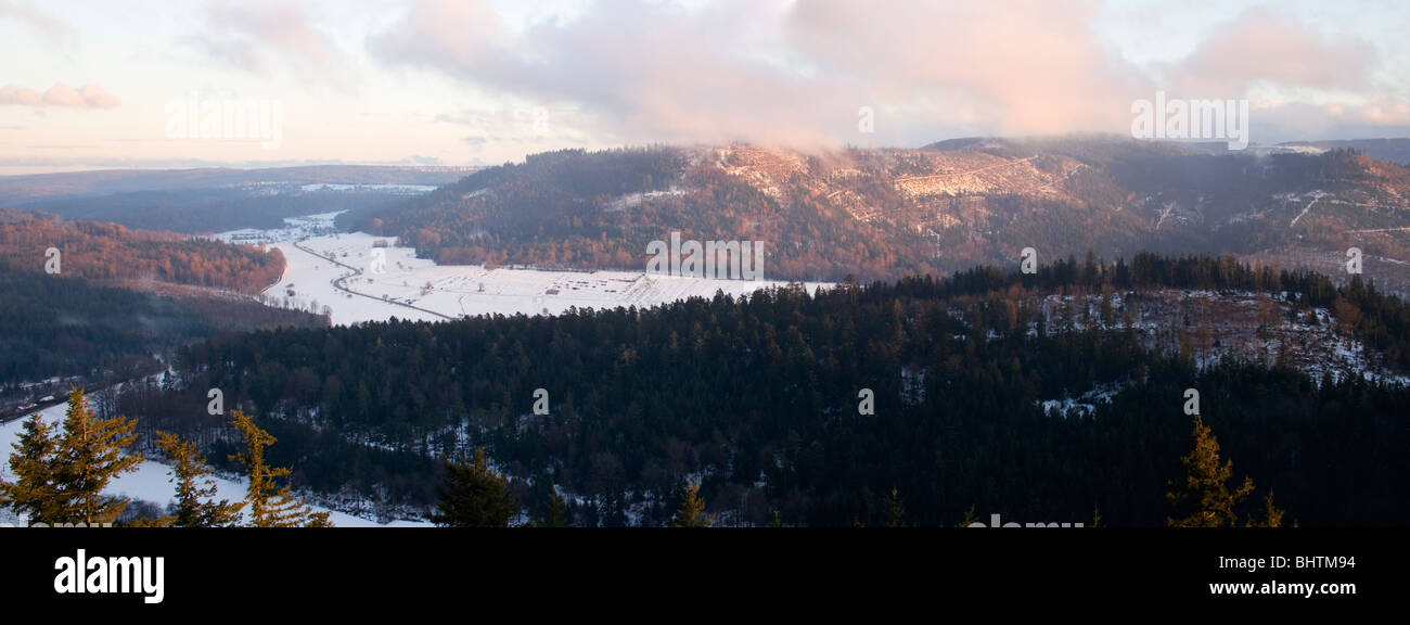 Vista verso Bernbach dalla torre Mahlberg vicino Moosbronn nord della Foresta Nera in Germania Foto Stock