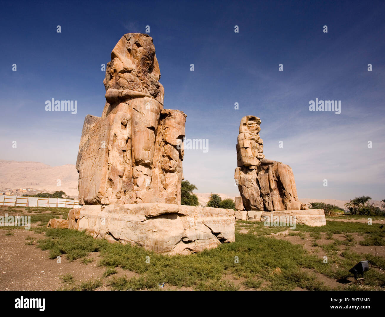 Colosso di Memnon statue sulla riva occidentale di Luxor in Egitto. Foto Stock