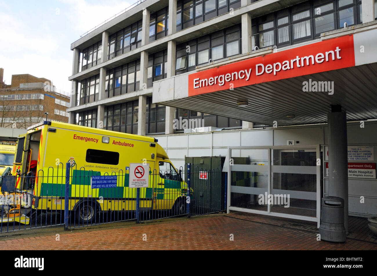 Dipartimento di emergenza A&E ALL'Whittington Hospital di Londra con ambulanza Archway England Regno Unito Foto Stock