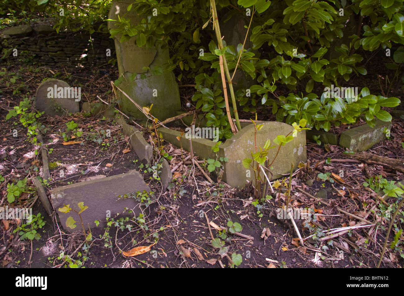 Abbandonati nel cimitero ricoperta in ex villaggio minerario di Cwmcarn South Wales UK Foto Stock