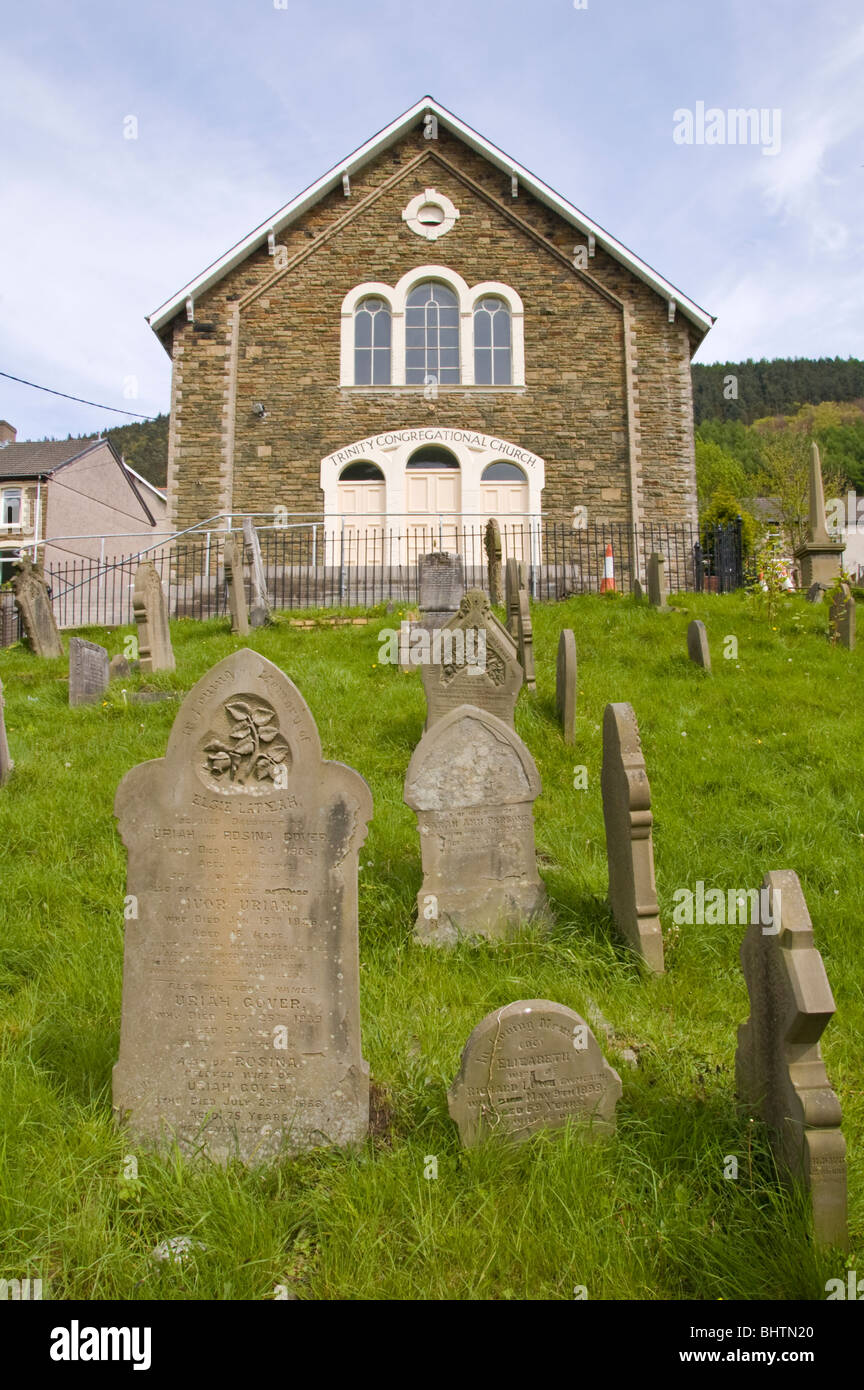 Trinità Chiesa congregazionale e cimitero nella ex villaggio minerario di Pontywaun Galles del Sud delle Valli REGNO UNITO Foto Stock