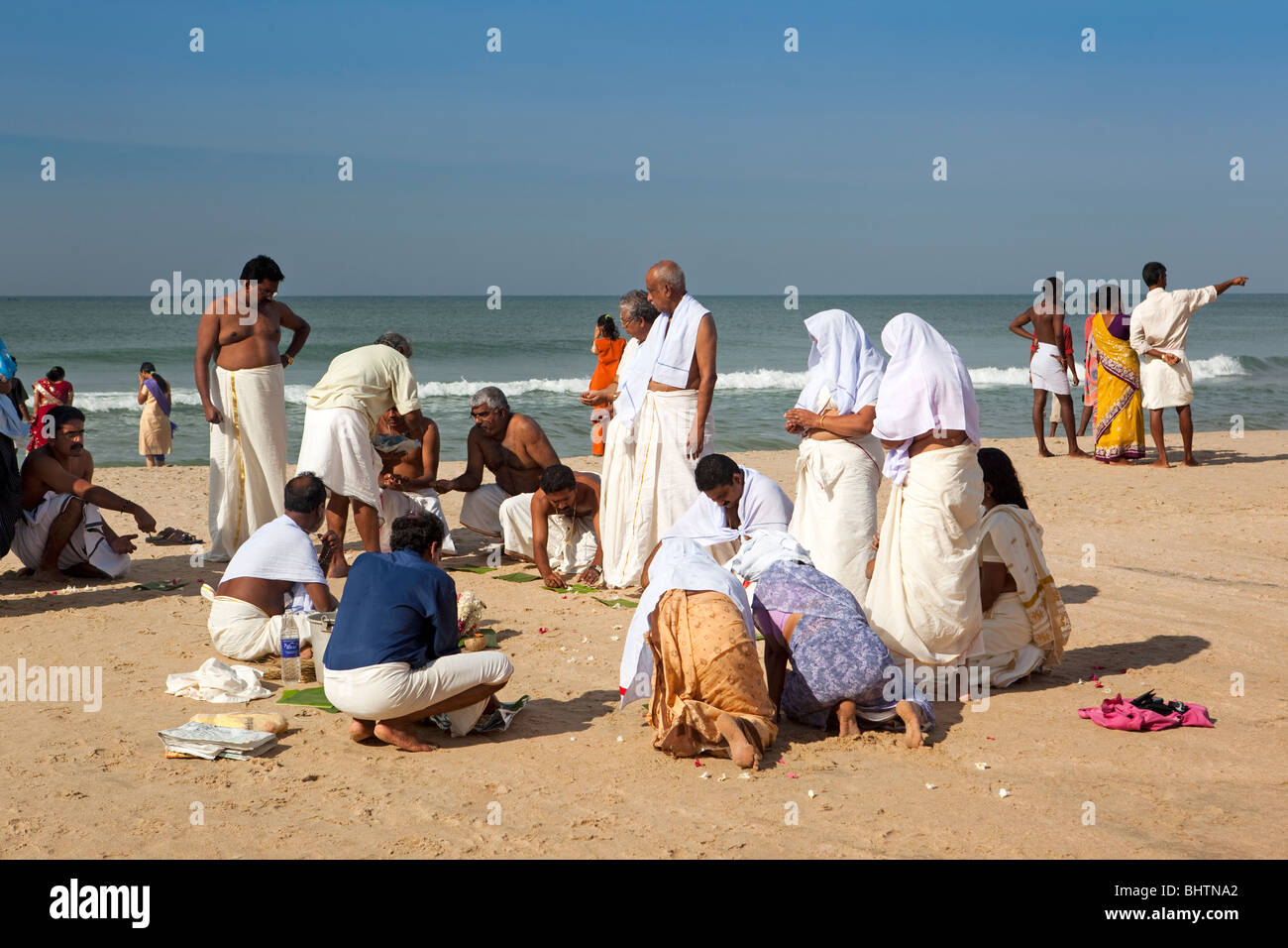 India Kerala, Varkala Beach, la mattina presto, pellegrini di eseguire la puja Foto Stock