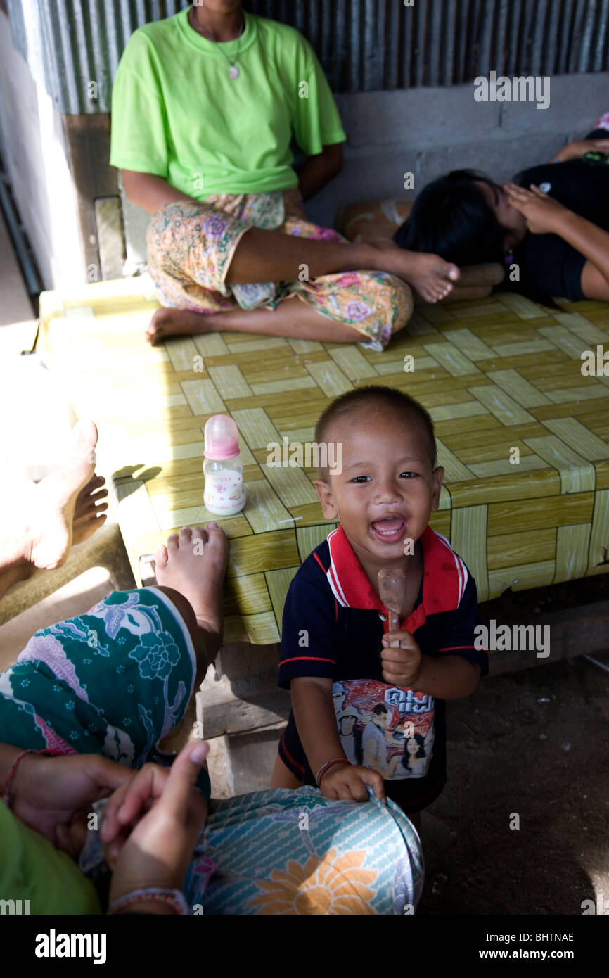 Rawai Mare Gypsy famiglia del villaggio - Phuket Foto Stock