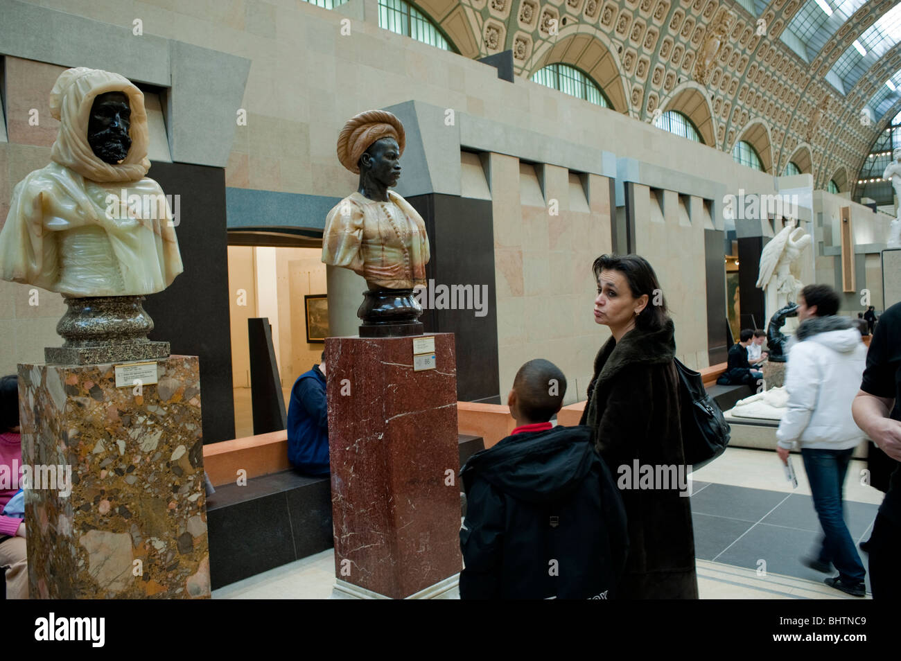Parigi, Francia - persone, famiglie turisti che guardano le sculture francesi all'interno del Museo d'orsay, gli interni del Museo d'orsay, le belle statue d'arte, le vacanze storiche Foto Stock