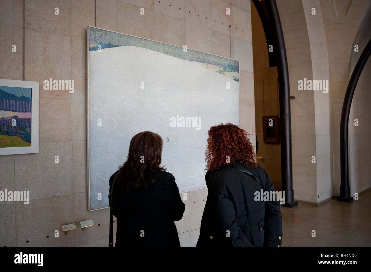 Parigi, Francia - due persone che guardano da dietro, visitano la Pittura simbolista post impressionista in mostra all'interno del Museo d'Orsay e il musée orsay Foto Stock