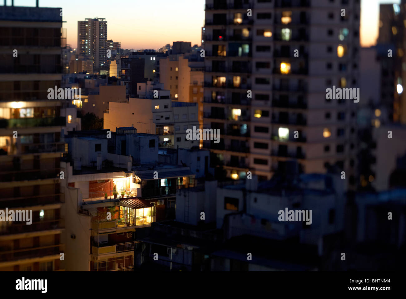 Gli appartamenti e i tetti di sera buenos aires argentina prese con tilt shift lente di messa a fuoco selettiva Foto Stock