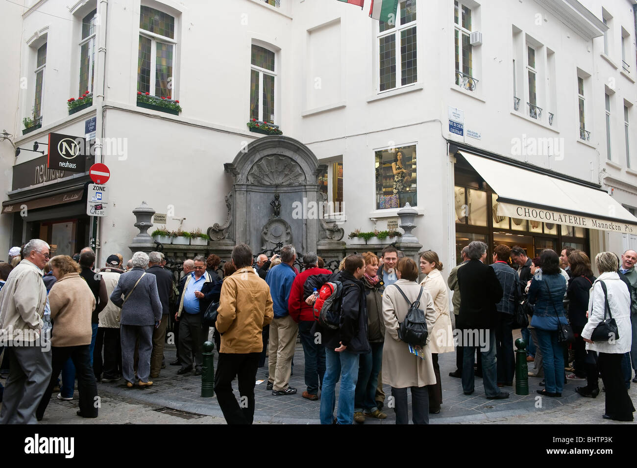 Bruxelles Grand Place, i turisti nella parte anteriore del Manneken Pis, Brabant, Belgio a Bruxelles Foto Stock