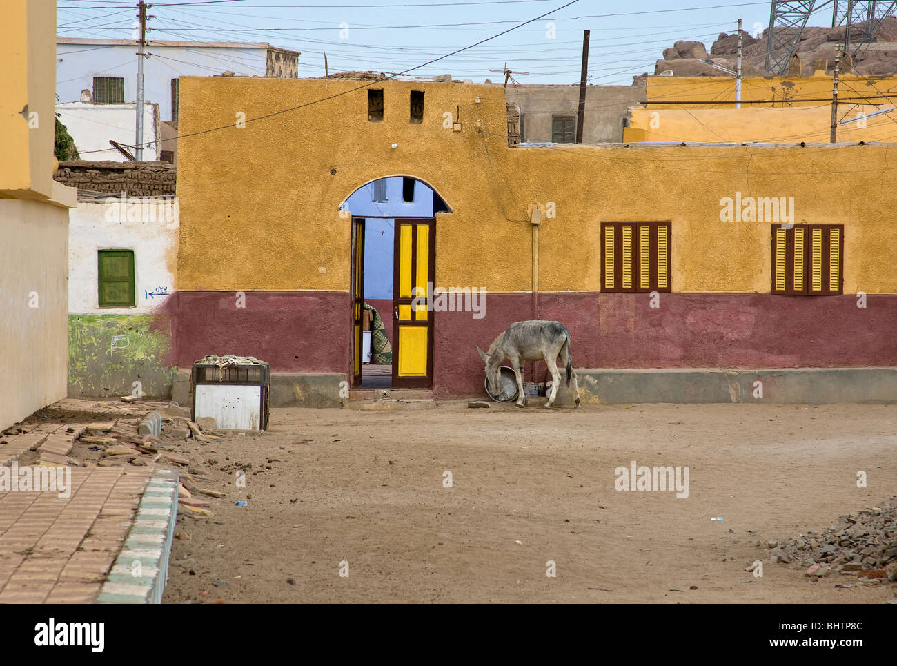Porta colorati e casa lungo la strada in un villaggio Nubiano. Foto Stock