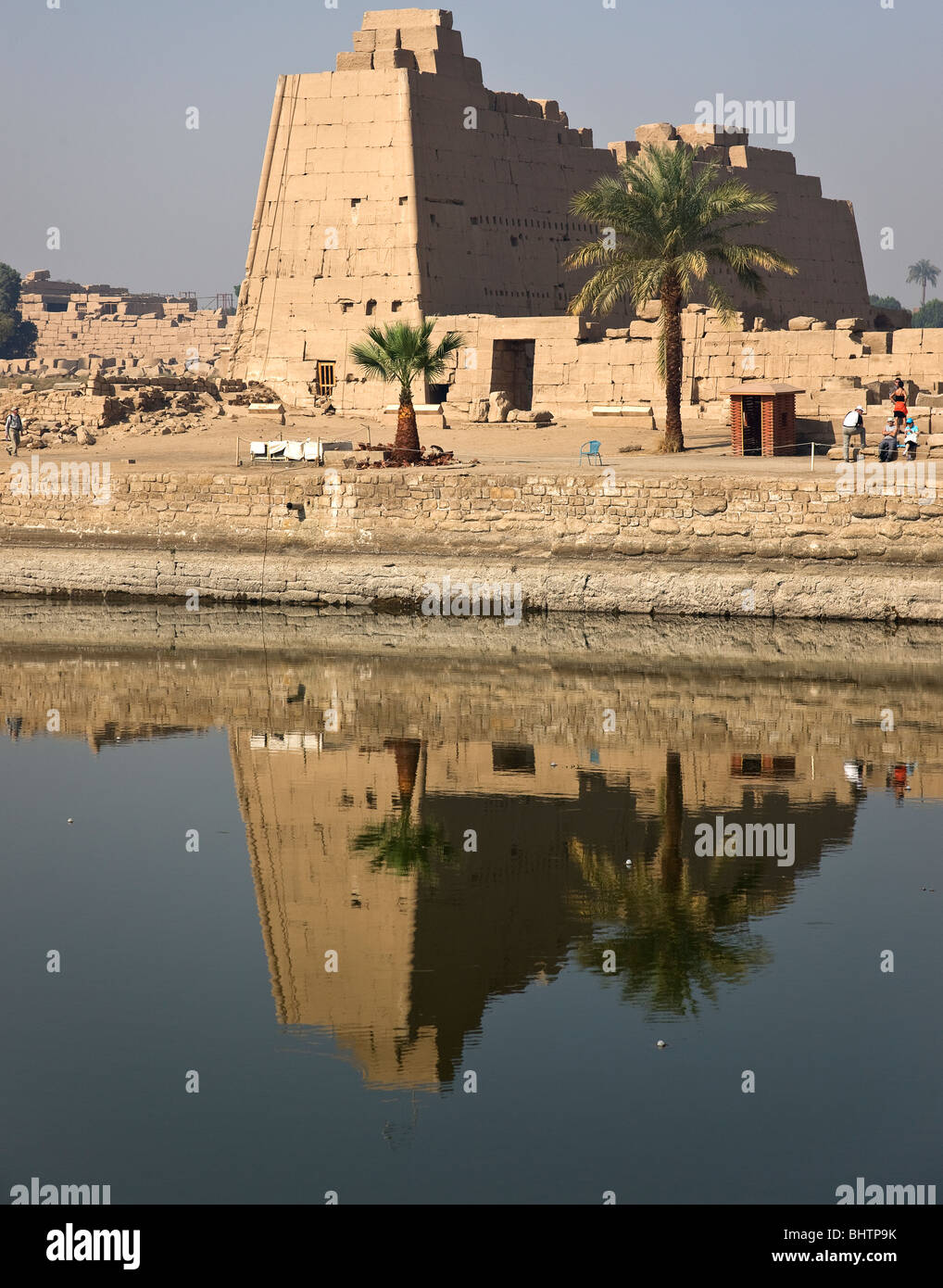 Parte del Tempio di Karnak e di riflessione nel lago sacro. Foto Stock