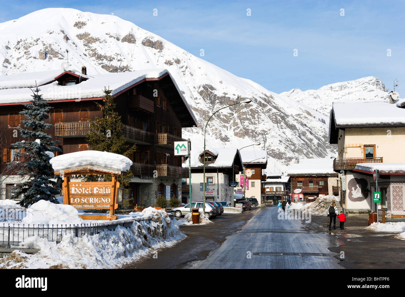 Street nel centro del resort con l'Hotel Palu a sinistra, Livigno, Lombardia, Italia Foto Stock