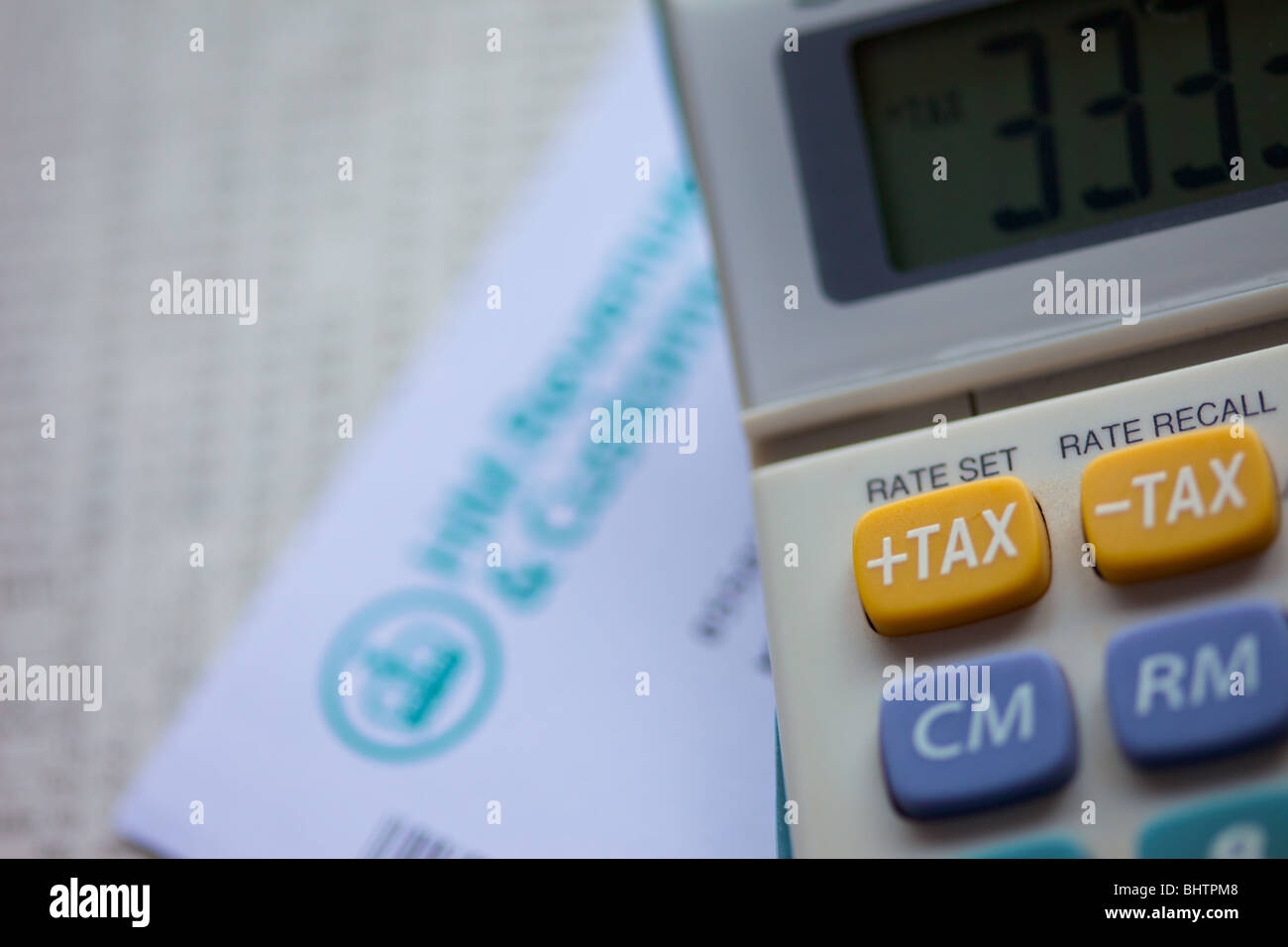 Macro close up di una forma fiscale e calcolatrice Foto Stock