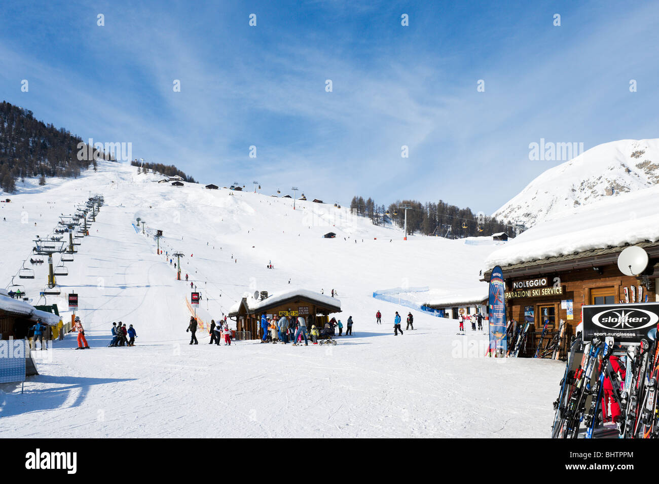 Impianti di risalita e piste da sci nel centro del resort, Livigno,  Lombardia, Italia Foto stock - Alamy