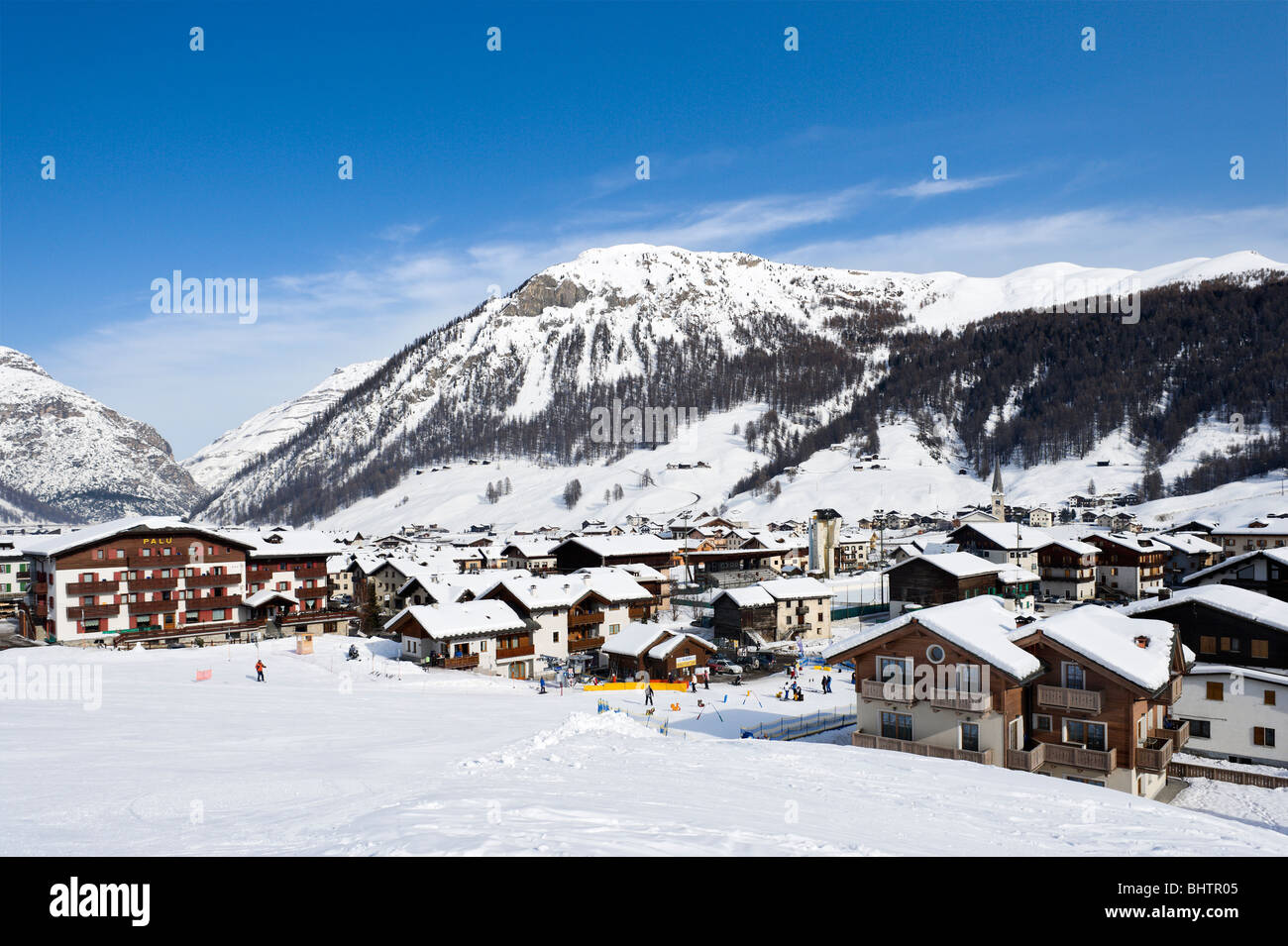 Vista sul centro del resort e dalle piste da sci di Livigno, Lombardia, Italia Foto Stock