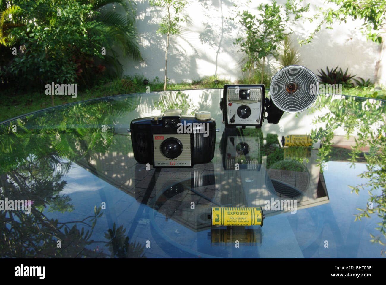 Rotolo di vintage fotocamere con pellicola Kodak Brownie 127 (in primo piano); Ansco Cadet (fondo); e un rotolo di 127 Kodacolor II film Foto Stock