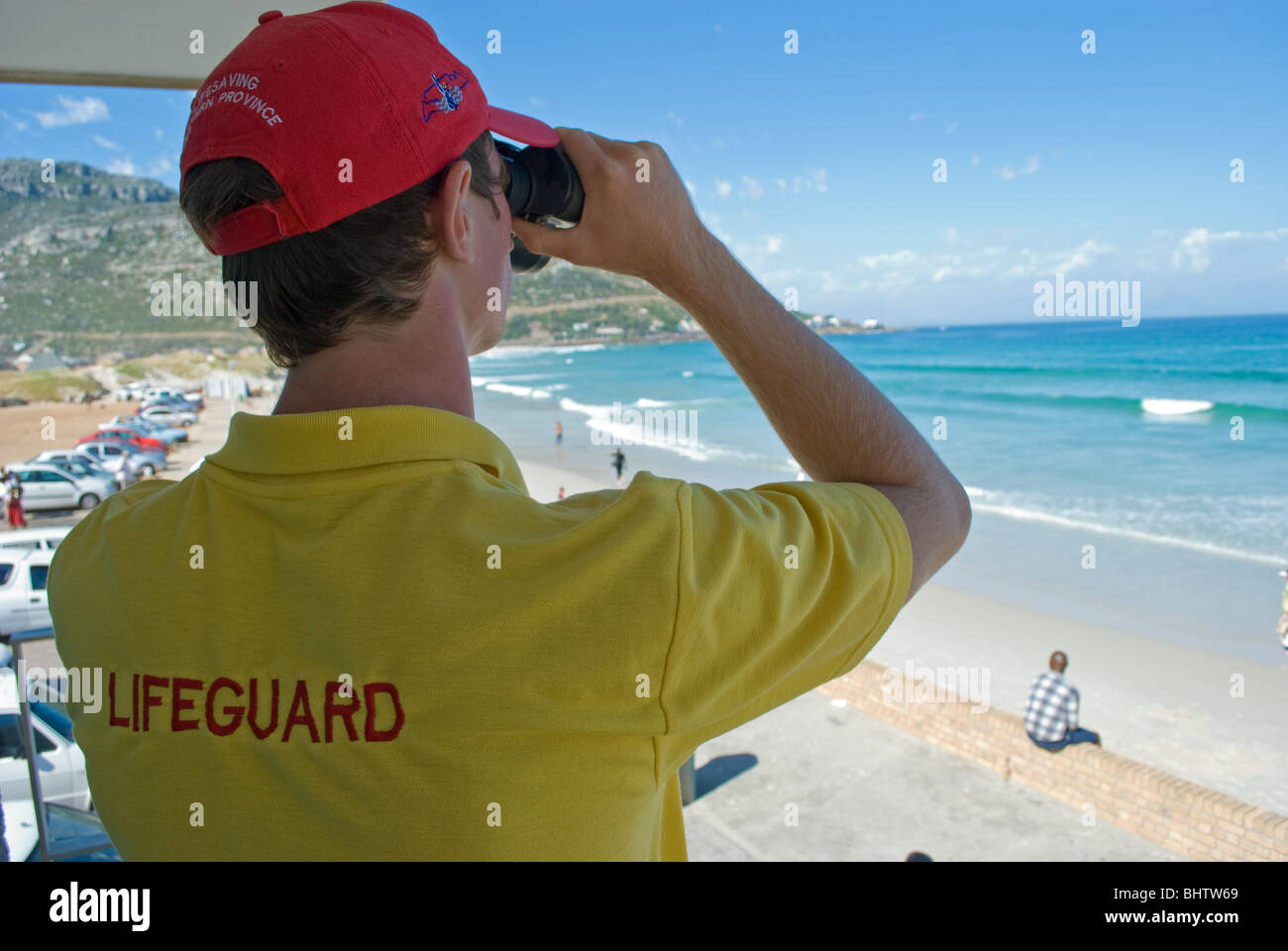 Un vigile lifeguard orologi per gli squali off False Bay beach, Fishhoek, Cape Town, un giorno dopo un fatale squalo attacca. Foto Stock