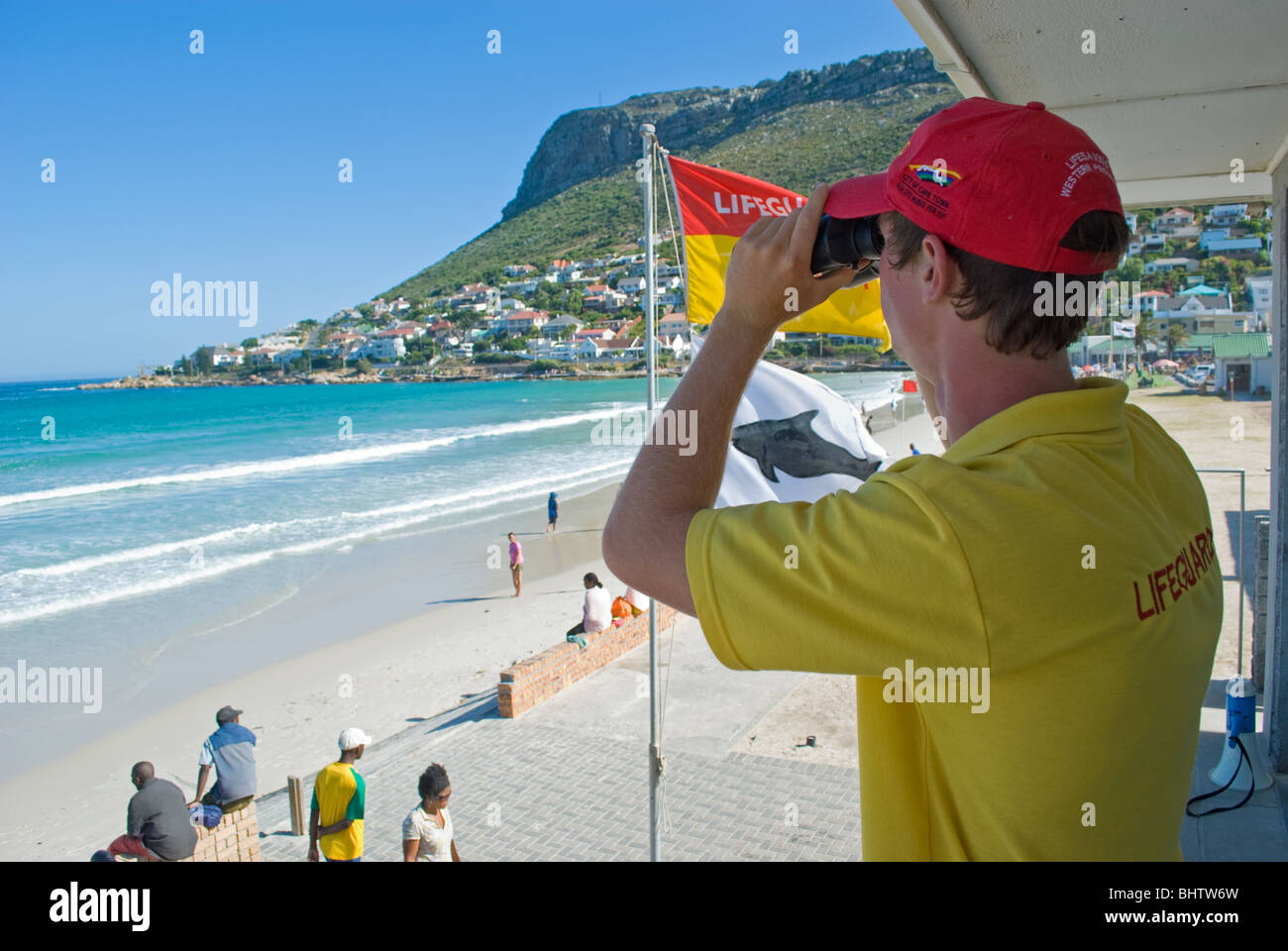 Un bagnino veglia per gli squali off False Bay beach, Fishhoek, Cape Town, Sud Africa, un giorno dopo un fatale squalo attacca. Foto Stock