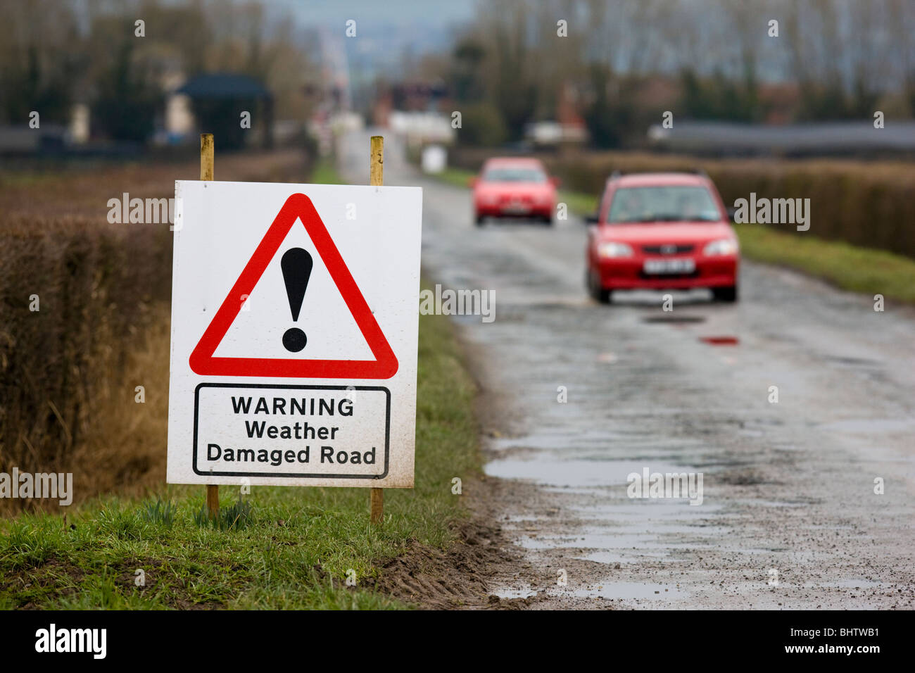 Accedi Slimbridge, Gloucestershire: meteo stradale danneggiato. Messa a fuoco selettiva. Foto Stock