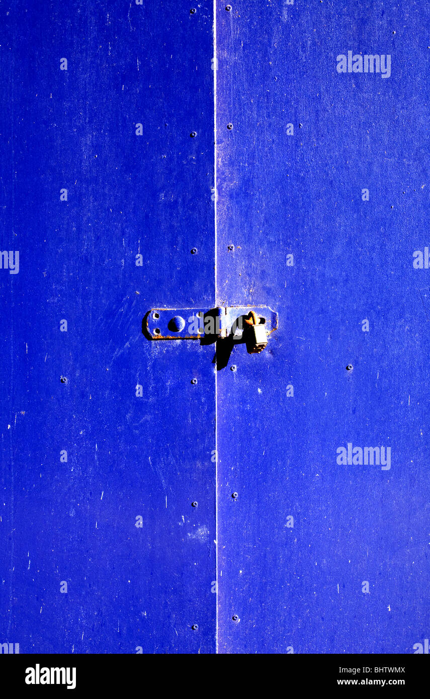Bloccato le porte blu Foto Stock