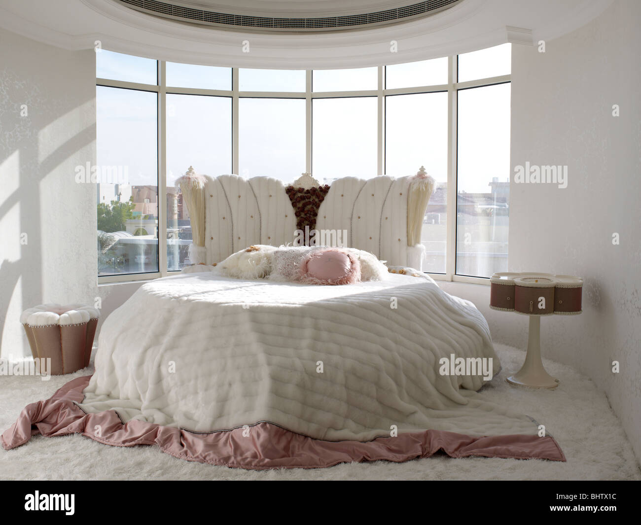 Lussuosa camera da letto con un letto rotondo in un loft a Dubai Foto stock  - Alamy