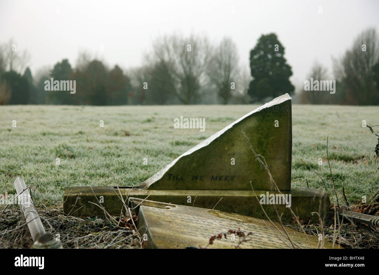 Fino a quando ci incontriamo, rotte di pietre tombali sulla scena di un inverno mattina Foto Stock