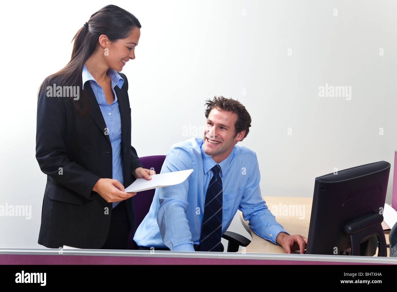 Maschio e femmina di colleghi di lavoro avente una conversazione. Foto Stock