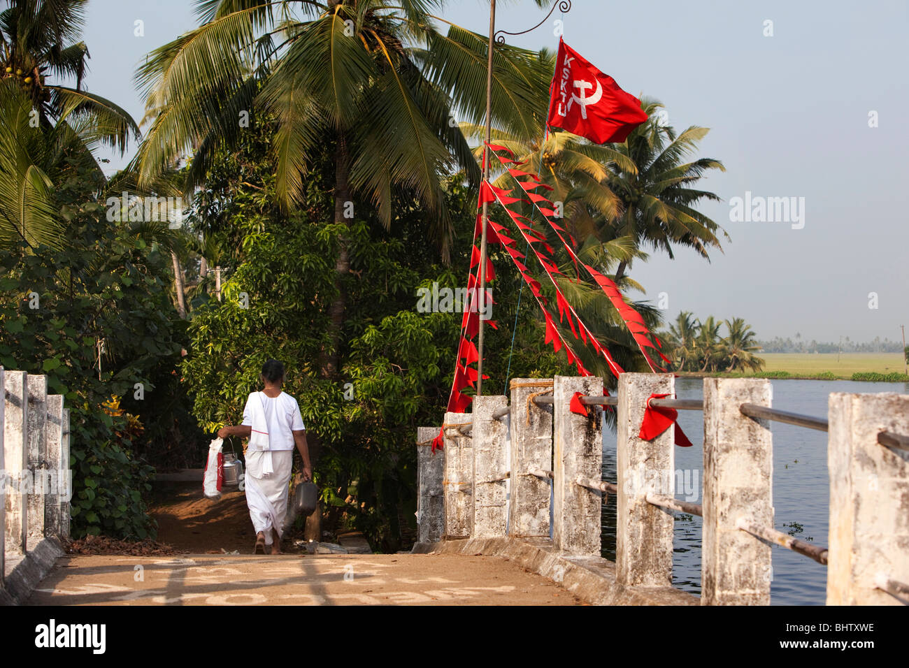 India Kerala, Alleppey, Alappuzha, Chennamkary Isola, KSKTU sindacale comunista bandiere sul ponte Foto Stock