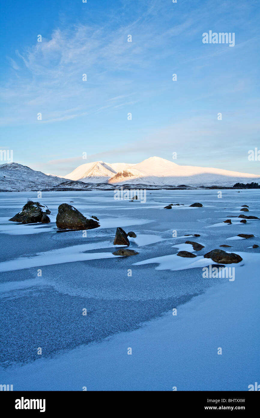 Congelati Lochan na h'Achlaise su Rannoch Moor, Scozia Foto Stock
