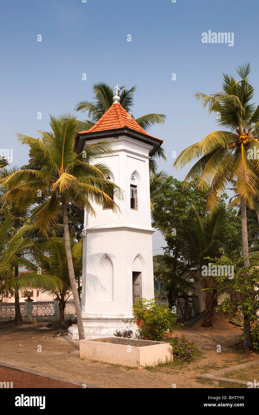 India Kerala, Chennamkary, San Giuseppe chiesa cattolica storica vecchia torre portoghese appoggiata attraverso fenomeni di subsidenza Foto Stock