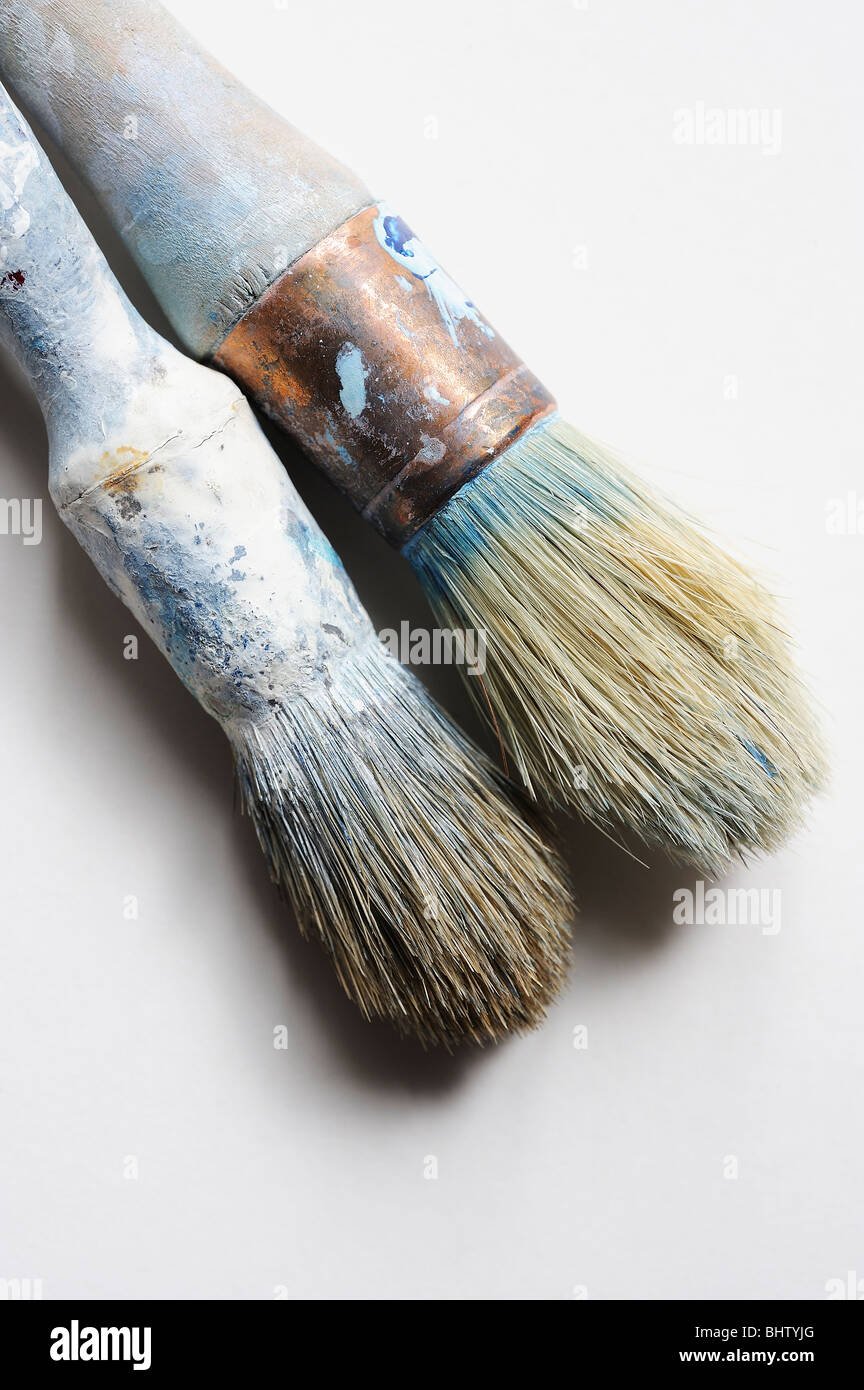 vecchi pennelli di vernice su sfondo bianco Foto Stock