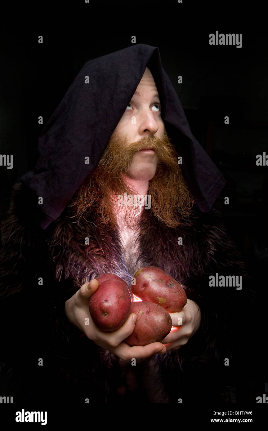 L' ONU ha chiamato 2008 "l'anno della patata". Questo uomo barbuto trattiene le patate in questo religioso-cercando foto. Foto Stock