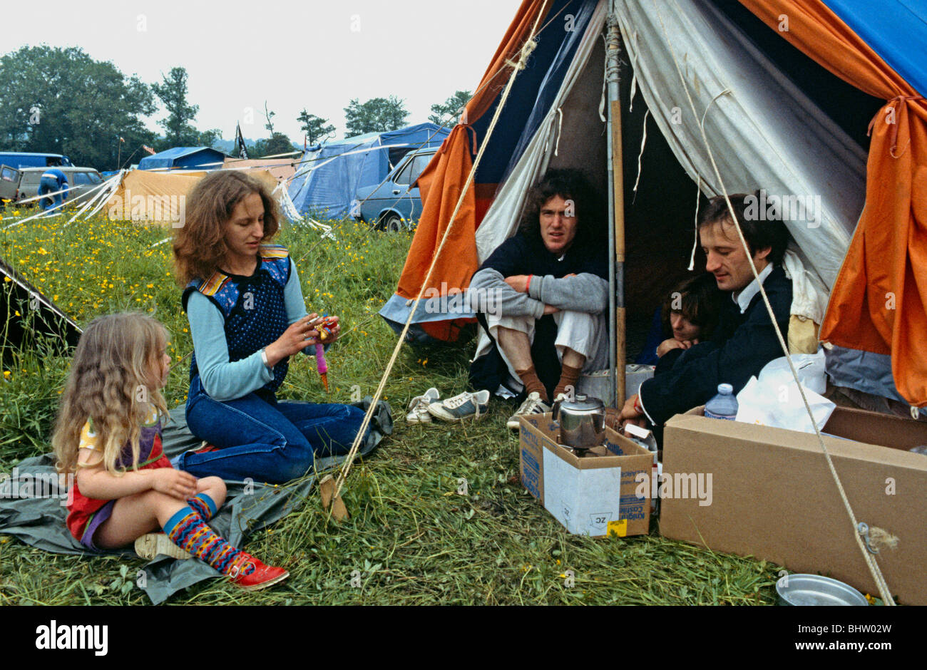 Hippie Famiglia campeggio a Glastonbury Festival Pilton Somerset REGNO UNITO Europa Foto Stock
