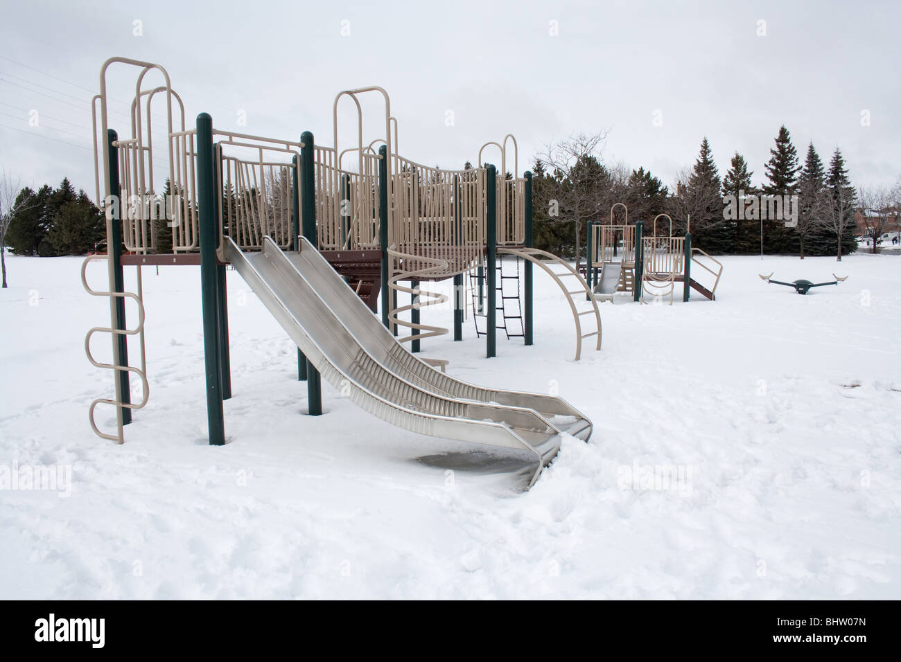 Svuotare il parco giochi per i bambini inverno freddo della neve bambini Foto Stock