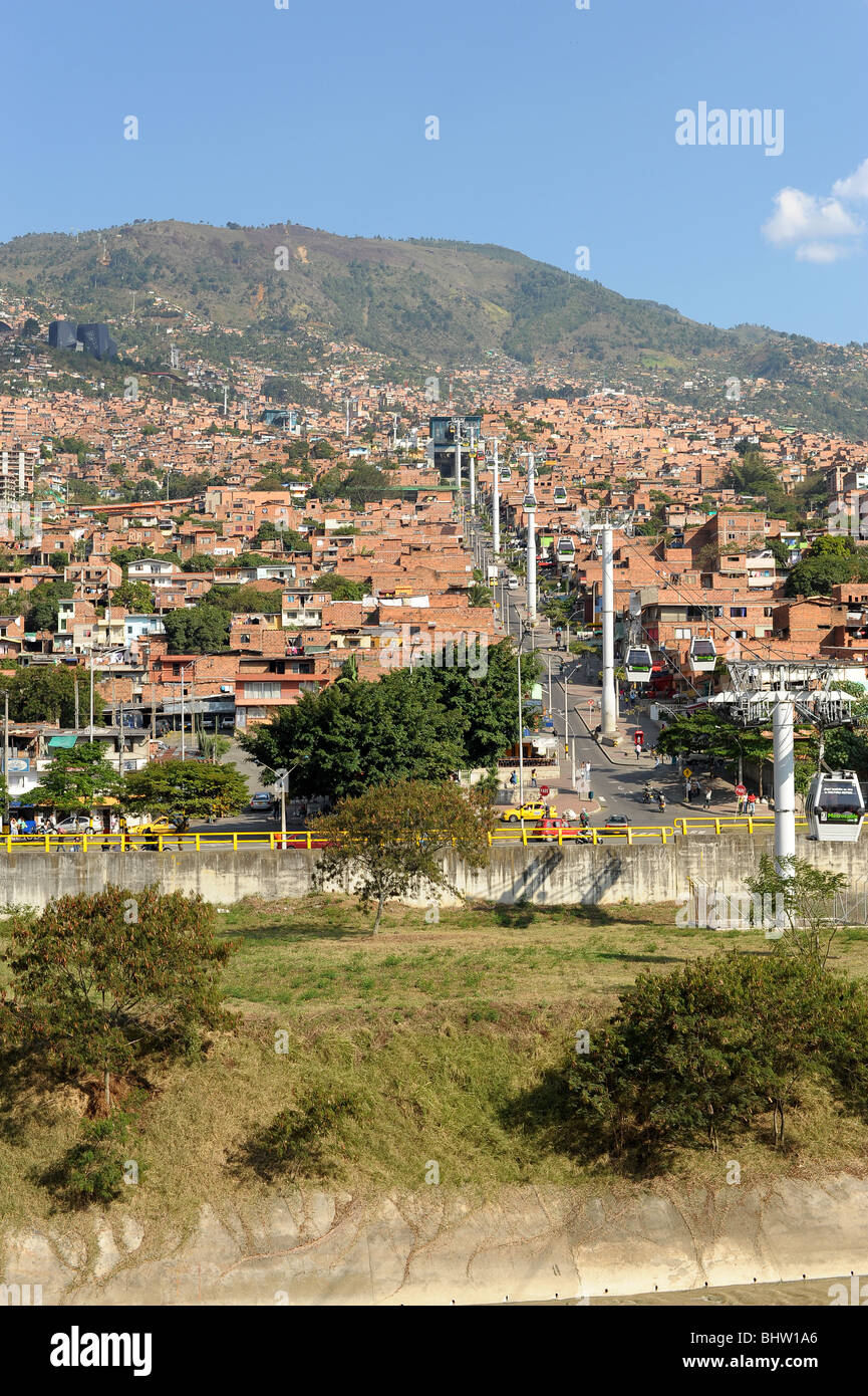 Cavo di due vetture costruite al servizio la baraccopoli-dimora residenti sulle colline circostanti di Medellin. Foto Stock