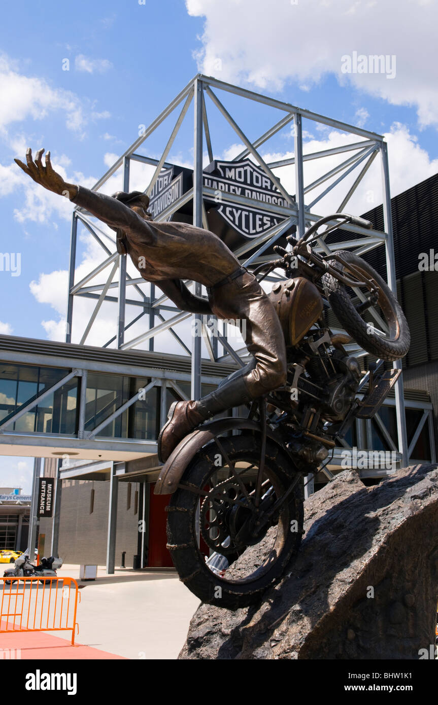Una statua che si trova nella parte anteriore della Harley Davidson Museum a Milwaukee nel Wisconsin Foto Stock